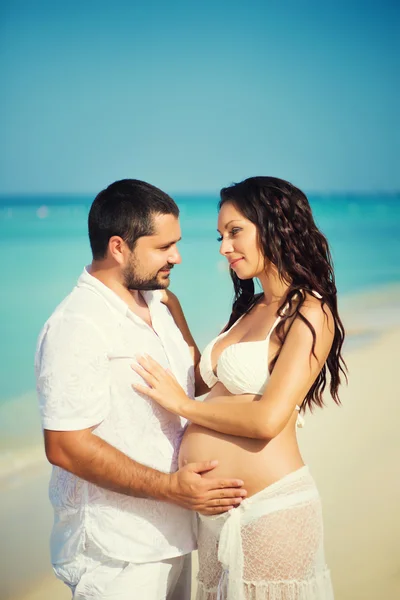 Glücklicher junger Mann und schwangere Frau an der Küste. schönes verliebtes Paar. Flitterwochen, frisch verheiratet — Stockfoto