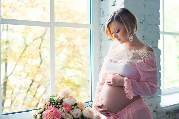 Těhotná dívka u okna. Happy zdravé těhotenství. Čekání na miminko — Stock fotografie