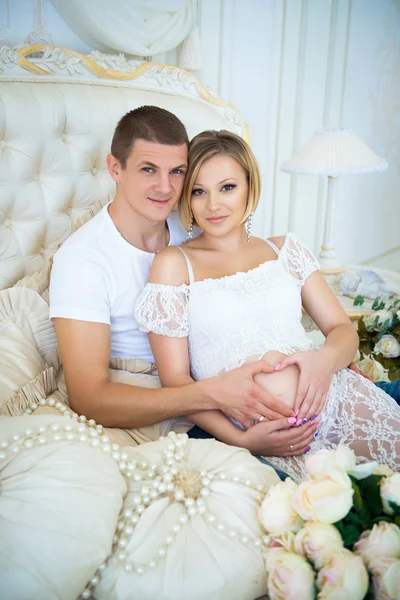 Těhotná rodina čekání na miminko. Těhotenství a láska k dítěti — Stock fotografie