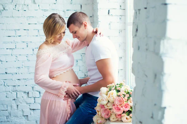 Una joven pareja embarazada esperando un bebé. Feliz y saludable embarazo . — Foto de Stock