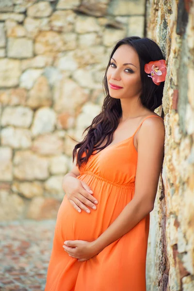 Grossesse et voyages. Vacances en République dominicaine. Fille enceinte en excursion à Altos de Chavon — Photo