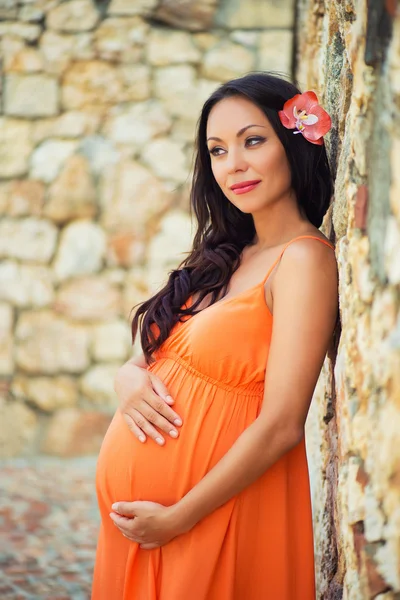 Grossesse et voyages. Vacances en République dominicaine. Fille enceinte en excursion à Altos de Chavon — Photo