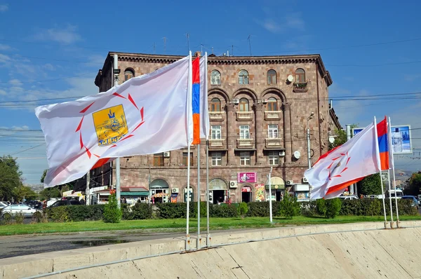 Флаг Армении и флаг города Еревана — стоковое фото