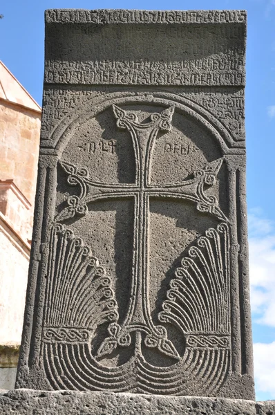 Khachkar nära väggen av armeniska kloster Odzun — Stockfoto
