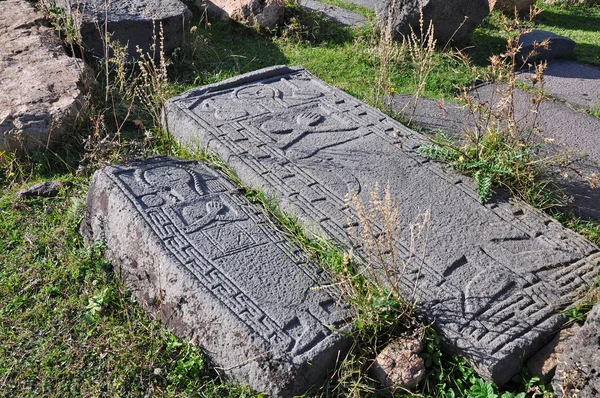 Bilder von Menschen auf dem Grabstein. Armenien — Stockfoto
