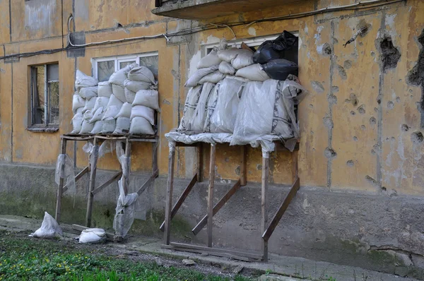 Protezione casa residenziale contro bombardamenti a Donetsk, Ucraina — Foto Stock