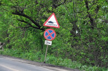 Yol işareti Tank çöplük. Dur 3 km yasaklanmıştır