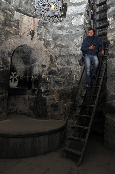 Tourist in Dungeon Monastery Khor Virap. Armenia — Stock Photo, Image