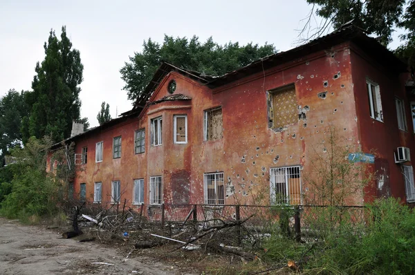 Bangunan perumahan di zona perang di wilayah Donetsk, Kharts — Stok Foto