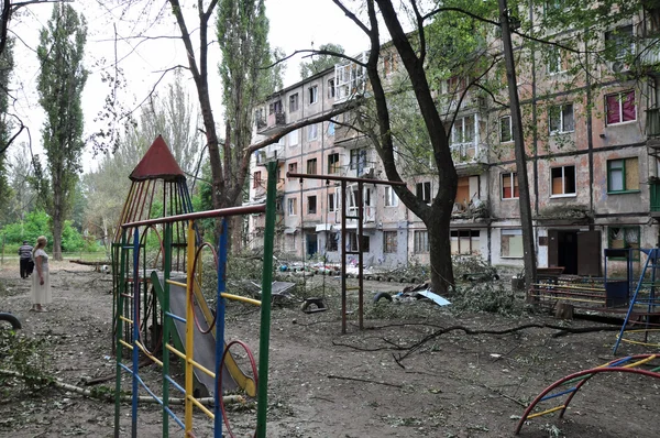 Edifício residencial em uma zona de guerra na região de Donetsk, Kharts — Fotografia de Stock