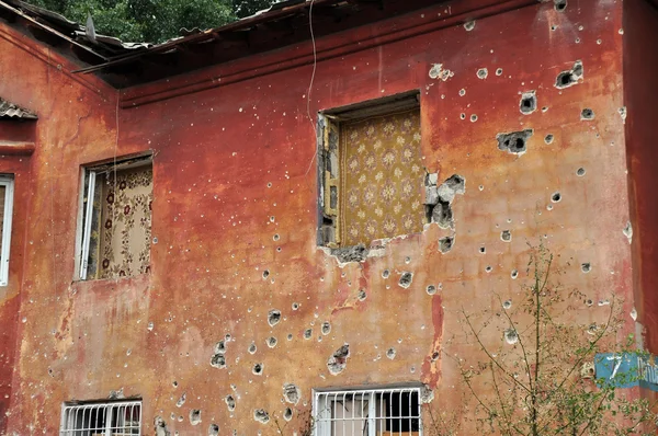 Edificio residencial en una zona de guerra en la región de Donetsk, Kharts — Foto de Stock