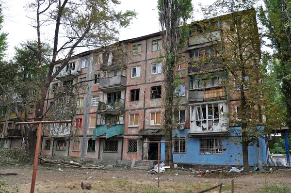 Edificio residencial en una zona de guerra en la región de Donetsk, Kharts —  Fotos de Stock