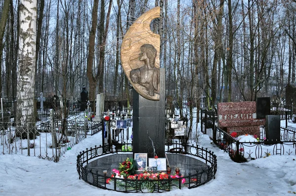 Bronze bas-relief of Victor Tsoi on the grave of the singer in St. Petersburg — Stock Photo, Image