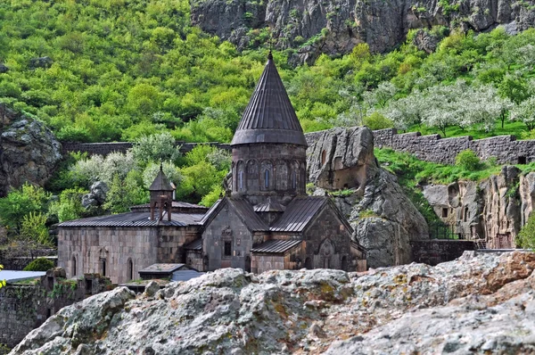 Armeniska Geghard kloster i backen — Stockfoto