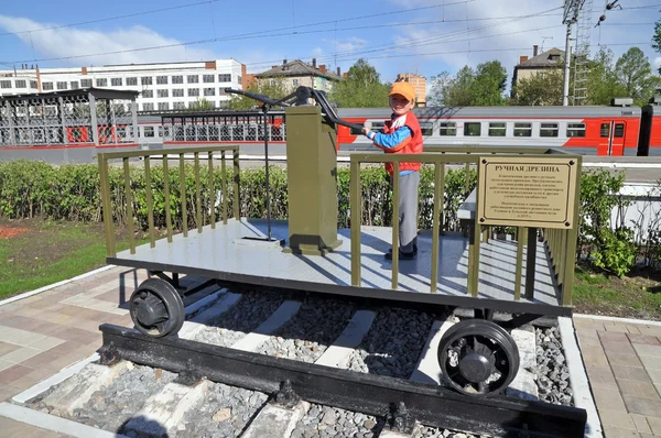 Järnvägen handcar och pojke i Tula, Ryssland — Stockfoto