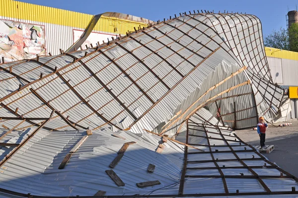 The roof of a supermarket after the storm — Stock Photo, Image