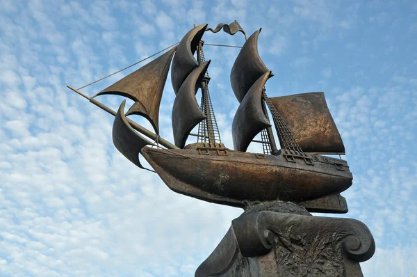 Sailboat, part of the sculpture. Russia — Stock Photo, Image