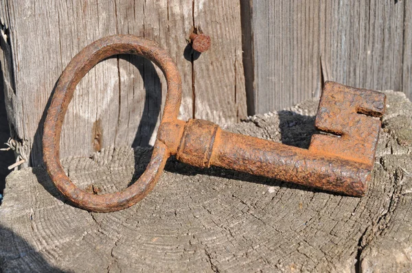 Grande vecchia chiave arrugginita — Foto Stock
