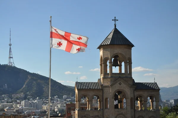 Grúz zászló és a bell tower-intbilisi, Georgia — Stock Fotó