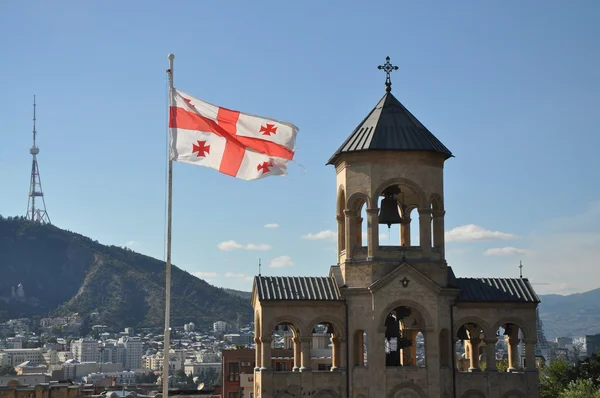 Gürcü bayrağı ve çan kulesi intbilisi, Georgia