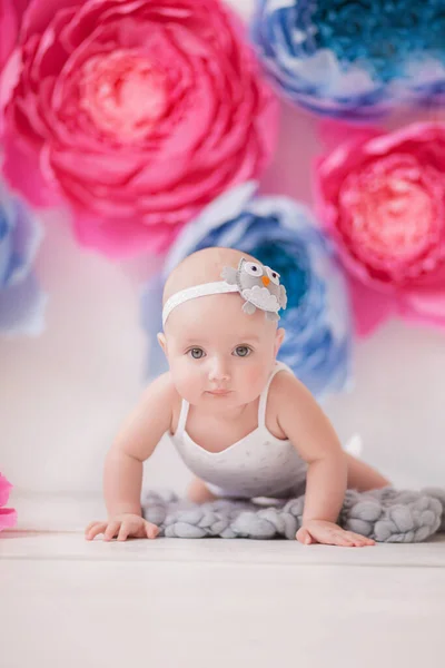 Menina Terno Branco Uma Sala Branca Com Flores Papel Rosa — Fotografia de Stock