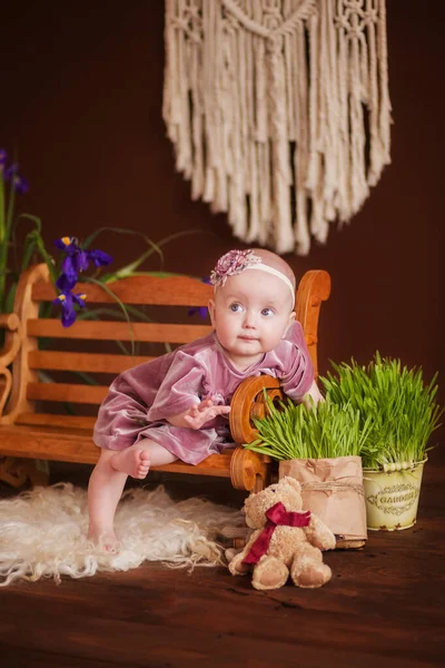 Little Girl Pink Velor Dress Sits Wooden Bench Takes Out — Stock Photo, Image