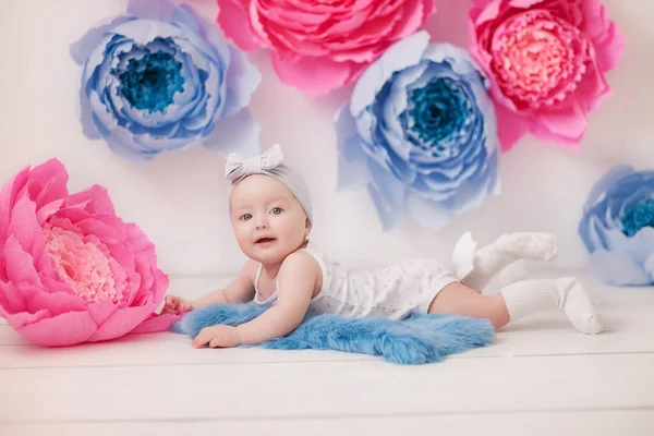 Menina Terno Branco Meias Brancas Uma Sala Branca Com Flores — Fotografia de Stock