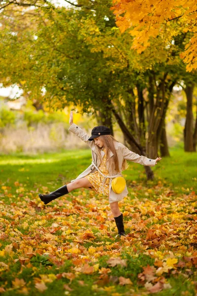 Blonde Girl Beige Trench Coat Black Cap Boots Bright Yellow — Stock Photo, Image