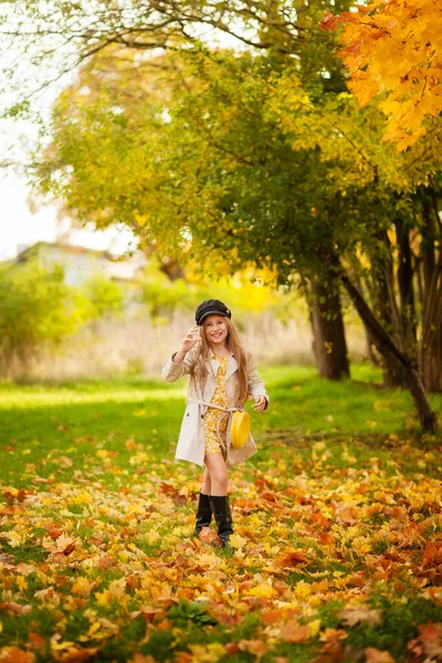 Blonde Girl Beige Trench Coat Black Cap Boots Bright Yellow — Stock Photo, Image