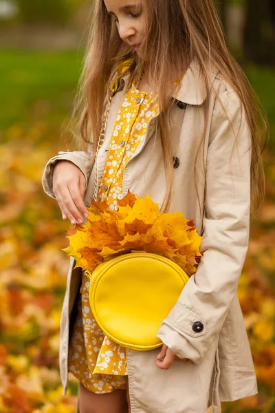 Blonde Girl Beige Trench Coat Holds Bright Yellow Handbag Autumn — Stock Photo, Image