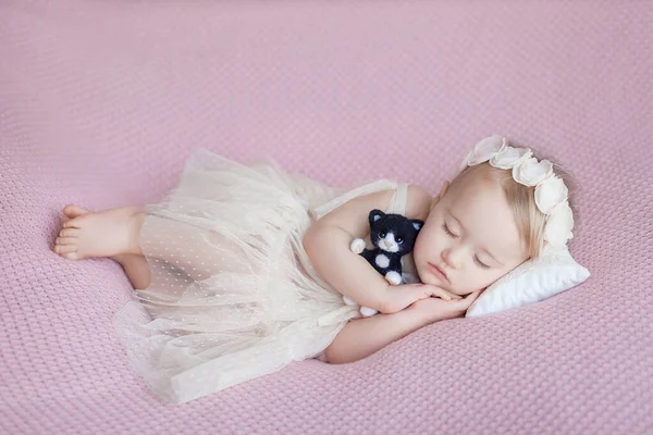 Uma Menina Loira Uma Grinalda Flores Bege Vestido Tule Bege — Fotografia de Stock