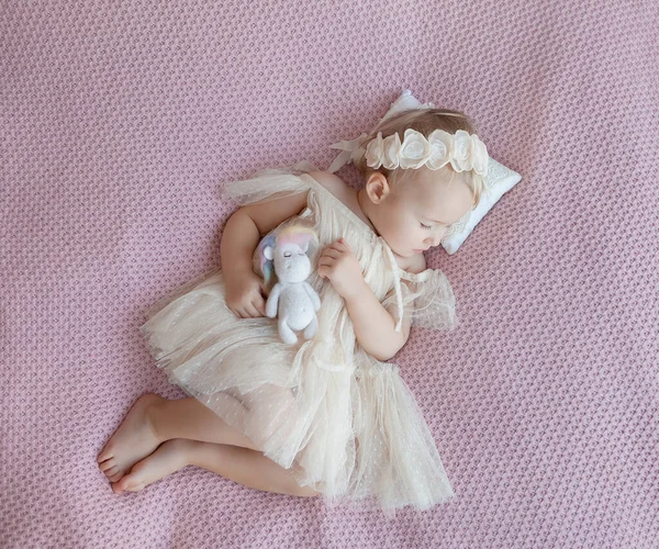 Uma Menina Loira Uma Grinalda Flores Bege Vestido Tule Bege — Fotografia de Stock