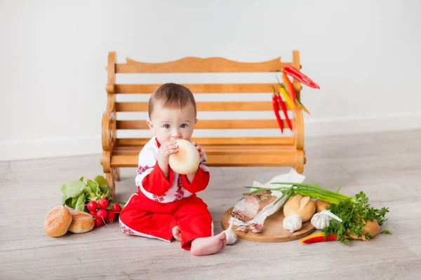 Menino Terno Vermelho Banco Com Pão Outras Verduras Uma Criança — Fotografia de Stock