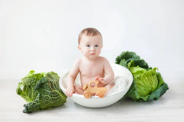 Bambino Siede Una Ciotola Bianca Una Stanza Bianca Bambino Trova — Foto Stock