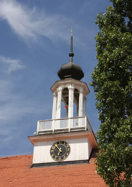 Capela torre sol dia com árvore — Fotografia de Stock