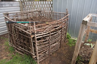 Arka Bahçe kompost Bin