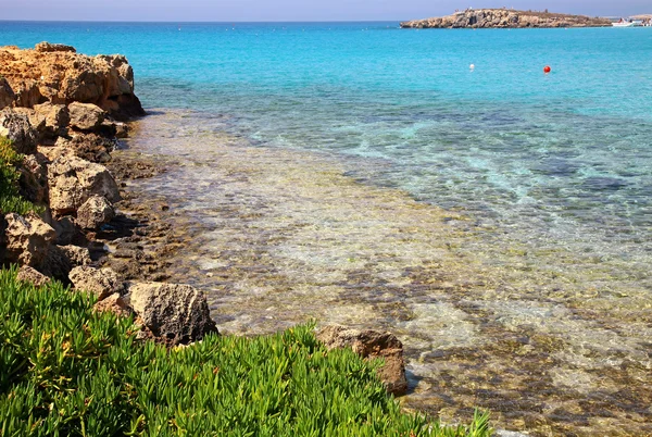 Mare azzurro sulla spiaggia di Nissi ad Ayia Napa Cipro — Foto Stock