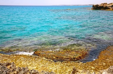 Güzel mavi deniz ve Ayia Napa Kıbrıs kayalarda