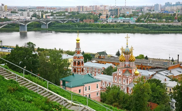 Igreja de Stroganov com cúpulas de mosaico em Nizhny Novgorod — Fotografia de Stock