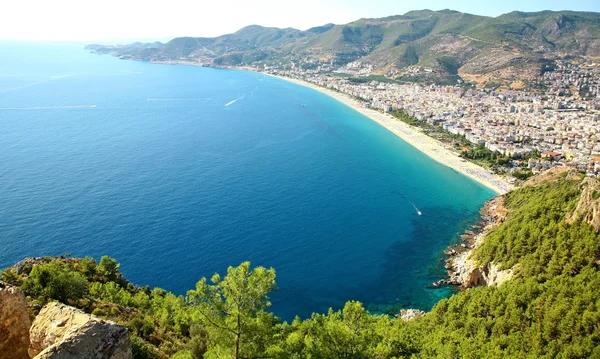 Playa de la costa y de la ciudad en Alanya Turquía — Foto de Stock