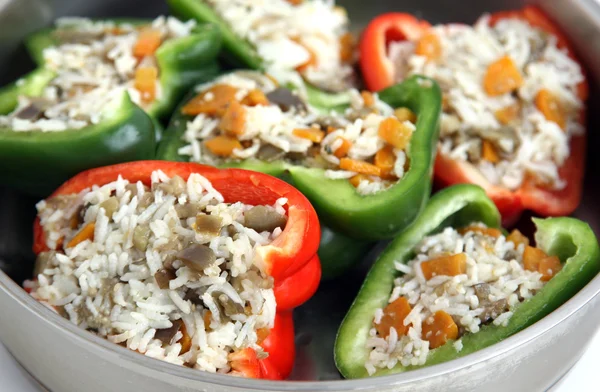 Pimientos rellenos con arroz y verduras — Foto de Stock