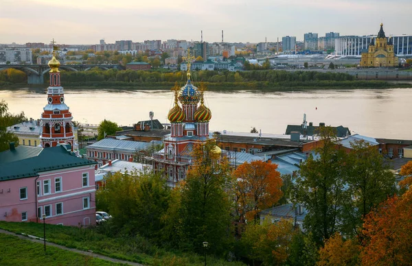 Höstsolnedgången Nizjnij Novgorod Och Utsikt Över Ortodoxa Kyrkornas Mosaikkupoler — Stockfoto