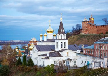 Rusya 'nın Nizhny Novgorod kentinde akşam vakti kubbeli ve kuleli Ortodoks Kilisesi ve Kremlin manzarası