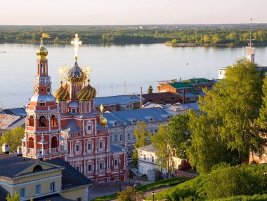 Bahar batımı ve Nizhny Novgorod 'da mozaik kubbeleri olan Stroganov Kilisesi