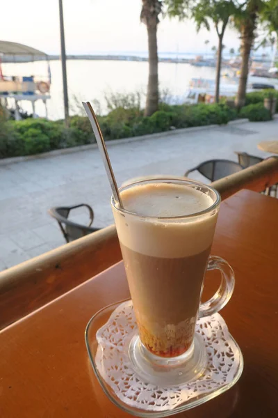 Café Con Leche Espuma Exuberante Una Taza Vidrio Paseo Marítimo — Foto de Stock