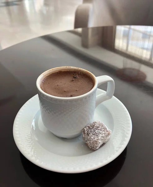 Turkse Koffie Een Klein Wit Kopje Met Turks Genot — Stockfoto