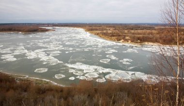 Nizhny Novgorod Bölgesi 'nin Pavlovo kentindeki Oka Nehri üzerinde sonbahar buz akıntısı