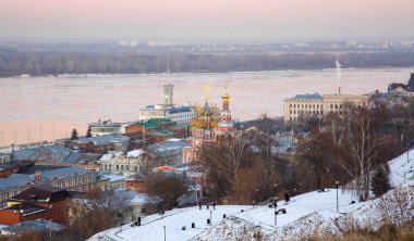 Günbatımında Nizhny Novgorod kentsel kış manzarası
