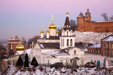 Nizhny Novgorod 'da Ortodoks Kilisesi ve Kremlin kış günbatımında