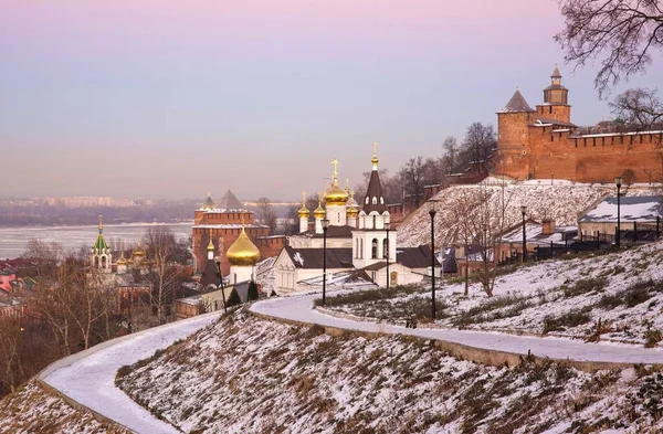 Ortodoxa Kyrkan Och Nizhny Novgorod Kreml Vintern Vid Rosa Solnedgång — Stockfoto